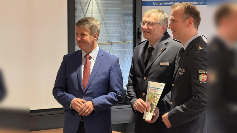 Stellen den Verkehrsbericht vor (v.l.): Michael Stickeln, Markus Tewes und Karsten Koutsky. (Foto: Kreispolizeibehörde Höxter)