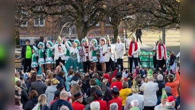 Zum Sessionsbeginn herrschte närrische Hochstimmung auf dem Steinheimer Marktplatz. (Foto: privat)