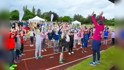 Mit Musik geht alles besser: Vor den Wettkämpfen wärmen sich die Teilnehmenden des Sportivationstages unter Anleitung auf. (Foto: Kreissportbund Holzminden)
