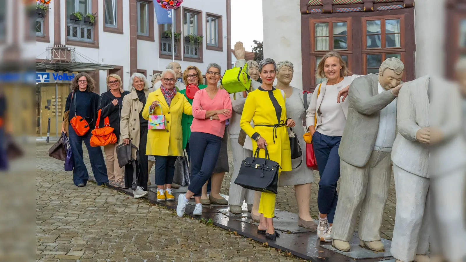 Gemeinsam mit den Alltagsmenschen in Höxter bringen die Frauen vom Zonta Club schon mal Taschen: Annette Finkeldei, Sabine Winkelhahn, Susanne Krekeler, Christina Irgang, Barbara Fien, Claudia Bonefeld, Christina Schröder, Gabi Schidlack. (Foto: Ute Sievers Fotografie)