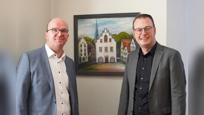 Andreas Oesselke (links) wurde mit Wirkung vom 1.12. zum Allgemeinen Vertreter des Brakeler Bürgermeisters Alexander Kleinschmidt bestellt. (Foto: Stadt Brakel)