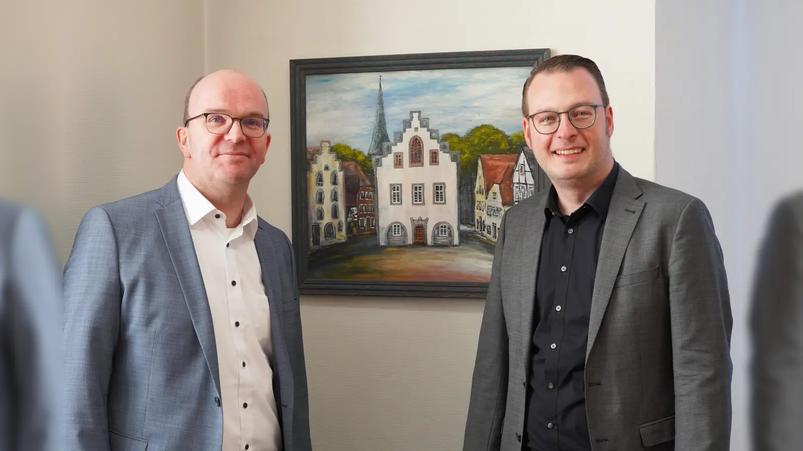 Andreas Oesselke (links) wurde mit Wirkung vom 1.12. zum Allgemeinen Vertreter des Brakeler Bürgermeisters Alexander Kleinschmidt bestellt. (Foto: Stadt Brakel)