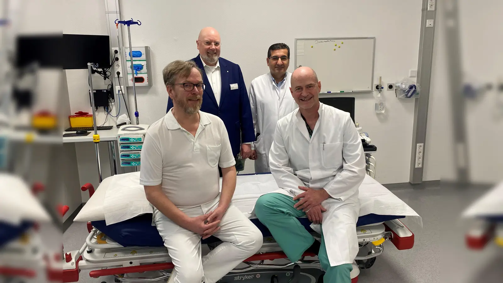 Dr. Markus Lieser (vorne rechts) ergänzt ab sofort in Festanstellung das Team der Viszeralchirurgie an den Kreiskliniken. Michael Schacht (Chefarzt Orthopädie und Unfallchirurgie), Betriebsleiter Silvan Uick und Dr. George Saada (Chefarzt Viszeralchirurgie; von vorne links) freuen sich über den neuen Kollegen.  (Foto: Landkreis Kassel)