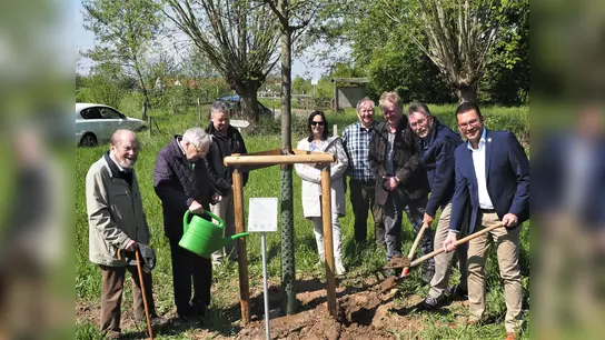 Gemeinsam pflanzten sie in den Emmerauen eine Eiche, die an den Ehrenbürger der Stadt Steinheim, Heinz Becker, erinnern soll (v.l.): Erhard Potrawa, Johannes Waldhoff, Eberhard Fischer, Katja Becker, Heribert Gensicki, Stefan Lücking, Johannes Versen und Carsten Torke.  (Foto: privat)