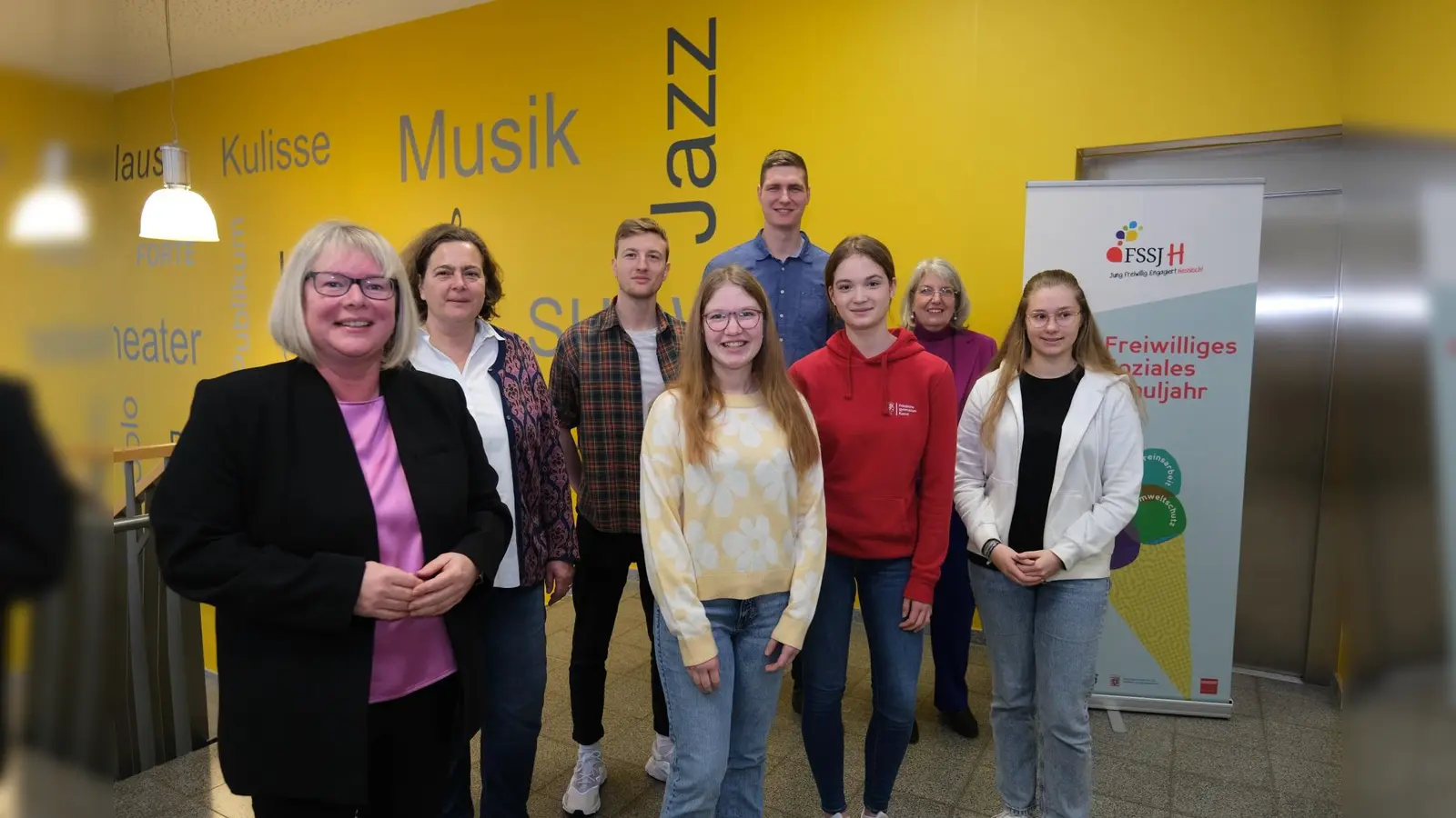 Vizelandrätin Silke Engler (von links), Annette Knieling, Leiterin des Staatlichen Schulamts für den Landkreis und die Stadt Kassel, Torben Bennink, FSSJ-Koordinator beim Freiwilligenzentrum Region Kassel, Rieke Paukstat, FSSJ bei der Baunataler Diakonie e.V., MT-Handballer Finn Lemke, Emma Katinka Kopp, Schulsprecherin am Friedrichsgymnasium, Bürgermeisterin Ilona Friedrich und Luise Meschkat, FSSJ beim DLRG Lohfelden-Fuldabrück.  (Foto: Landkreis Kassel)
