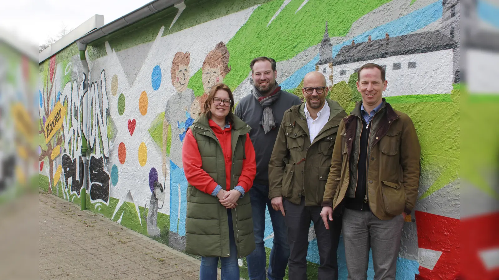 Freuen sich über das gelungene Ergebnis in der Gartenstraße: (v.l.n.r.): Julia Handtke, Heiko Böddeker (beide GfW), Nils und Mark Becker (Gebr. Becker GmbH). (Foto: GfW)