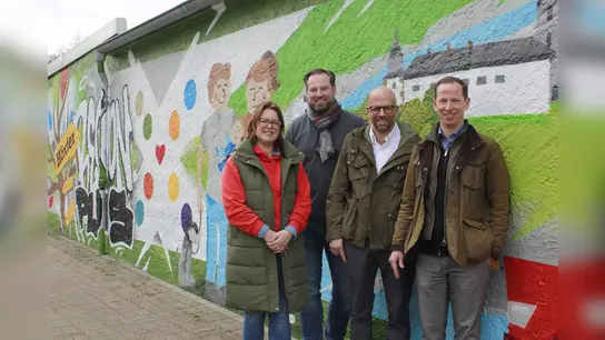 Freuen sich über das gelungene Ergebnis in der Gartenstraße: (v.l.n.r.): Julia Handtke, Heiko Böddeker (beide GfW), Nils und Mark Becker (Gebr. Becker GmbH). (Foto: GfW)