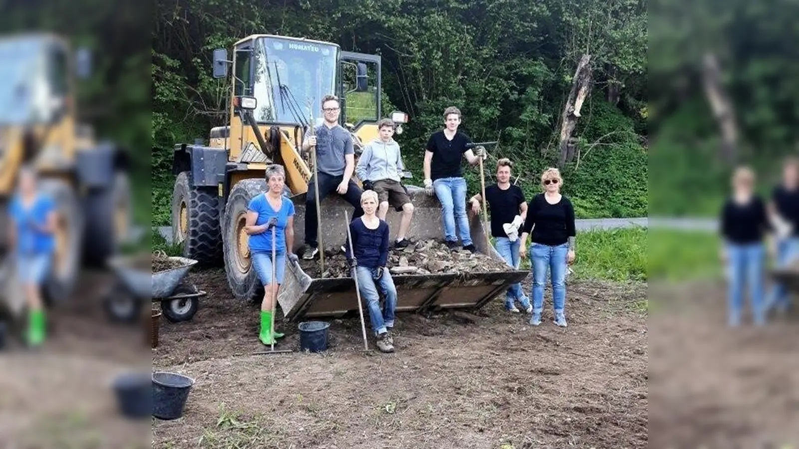 Arbeitseinsatz mit hacke und Spaten: (v.l.) Bettina Kasper, Jesse Steinchen, Daniela Martrisch, Robin Meder, Timon Arbes, Michael Jahn, Michele Jahn. (Foto: Foto: privat)