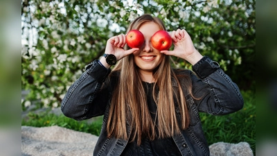 Schülerinnen und Schüler im Kreis Höxter richten ihren Blick auf den Apfel. (Foto: AS photo)