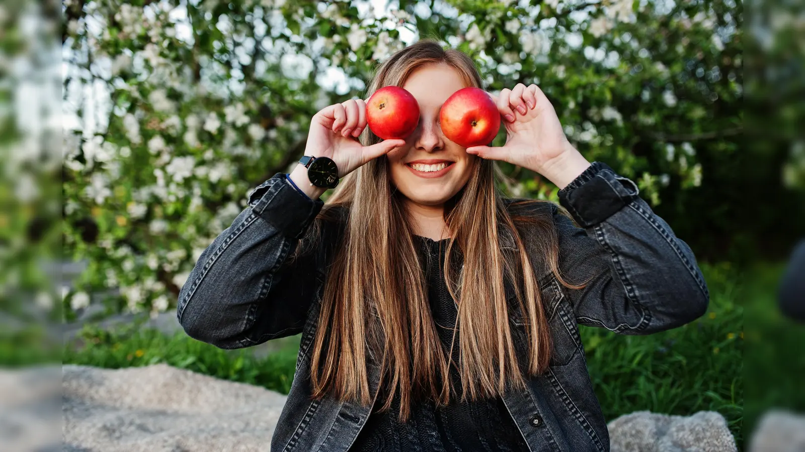 Schülerinnen und Schüler im Kreis Höxter richten ihren Blick auf den Apfel. (Foto: AS photo)