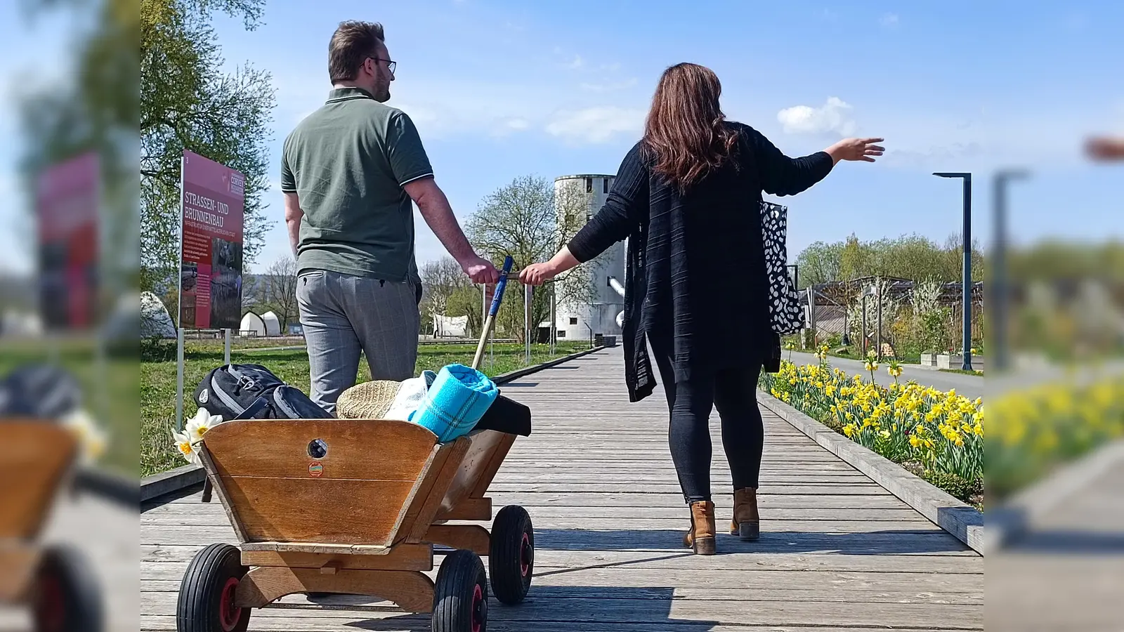 Mit dem Bollerwagen auf Maiwanderung: Der Archäologiepark Höxter lädt am 1. Mai zum kleinen Familienfest. (Foto: Huxarium Gartenpark Höxter)