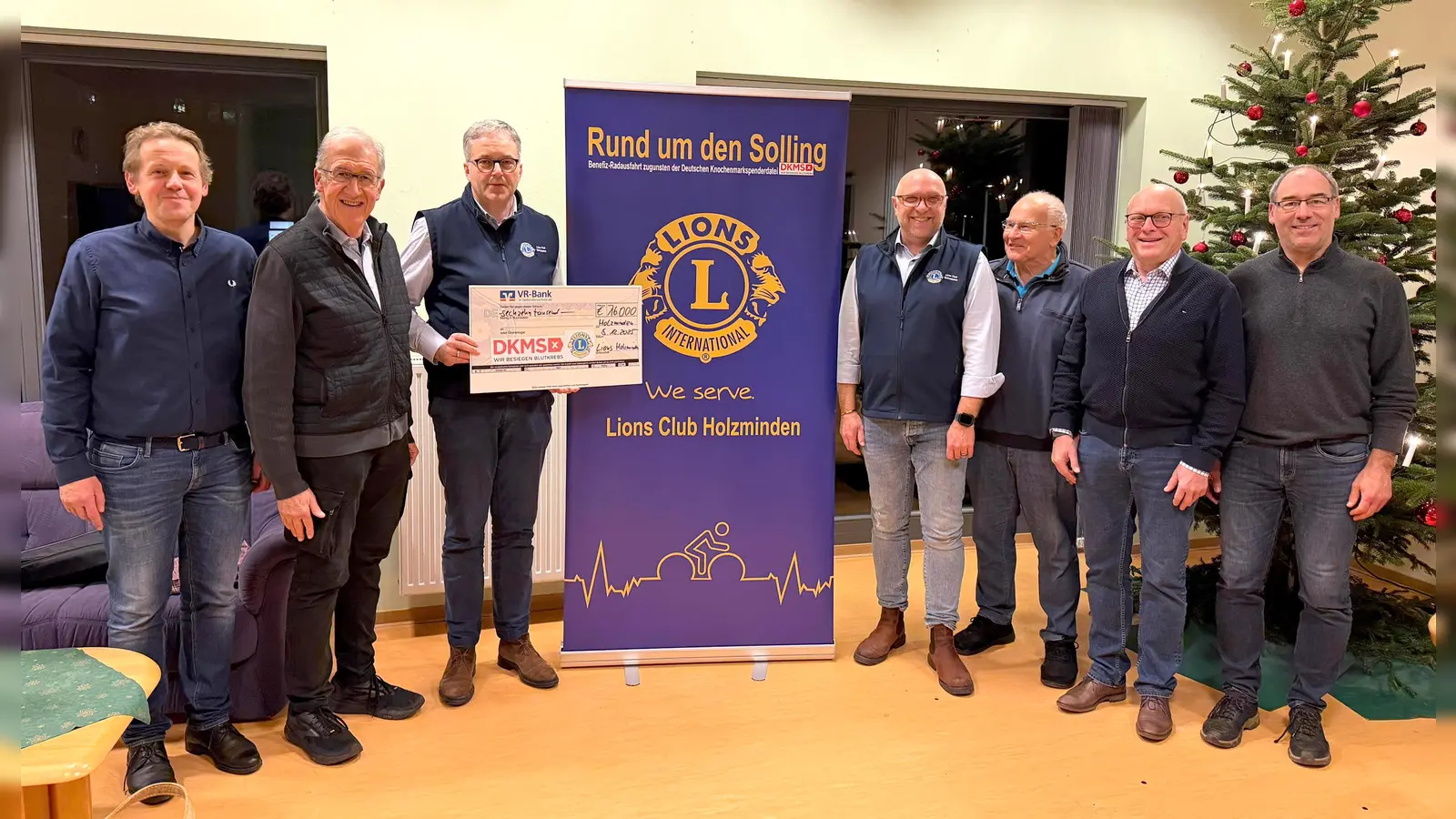 Strahlende Gesichter gab es beim Lions Club Holzminden bei der Präsentation der DKMS-Spendensumme von 16.000 Euro (v.l.): Hendryk-Torben Heise, Präsident Erich Werner, Joachim Ruthe, Jens-Martin Wolff, Hartmut Singer, Bernd Wiesendorf und Dr. Christoph Sandforth. (Foto: KSB Holzminden)