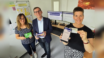 In der Verwaltung wird gemeinsam am weiteren Ausbau eines flexiblen, nutzerfreundlichen Angebots gearbeitet: Susanne Koch (links: Ansprechpartnerin Anwohnerparken), Bürgermeister Tobias Scherf und Birgit Hoppe (Digitalisierungsbeauftragte) stellen die neuen digitalen Leistungen vor, die auch in Verbindung mit dem Online-Ausweis und dem Smartphone genutzt werden können. (Foto: Stadt Warburg)