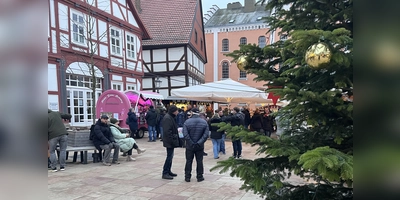 Am Marktplatz trafen sich die Besucher bei einem Glühwein oder heißem Kakao. (Foto: Julia Sürder)