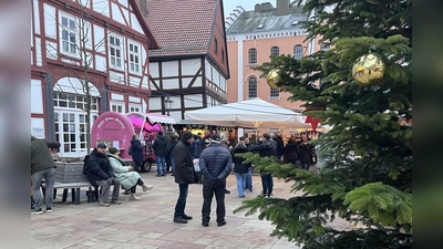 Am Marktplatz trafen sich die Besucher bei einem Glühwein oder heißem Kakao. (Foto: Julia Sürder)