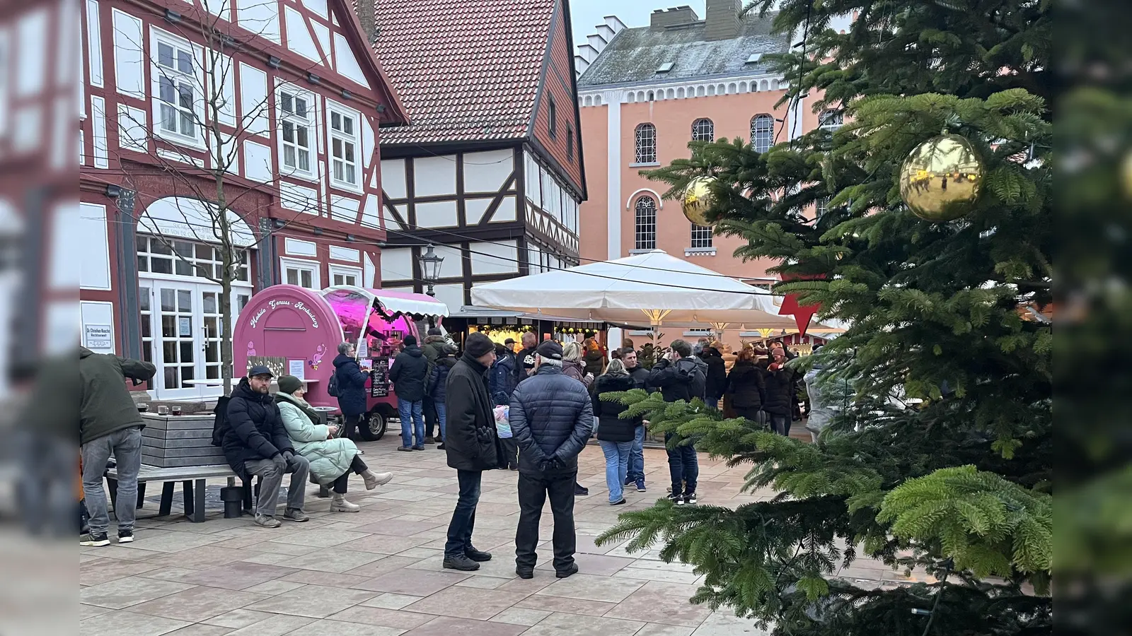 Am Marktplatz trafen sich die Besucher bei einem Glühwein oder heißem Kakao. (Foto: Julia Sürder)