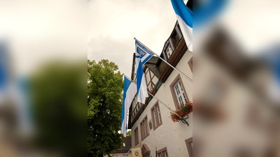 Fahnen am Rathaus (Foto: Schützenverein Beverungen )