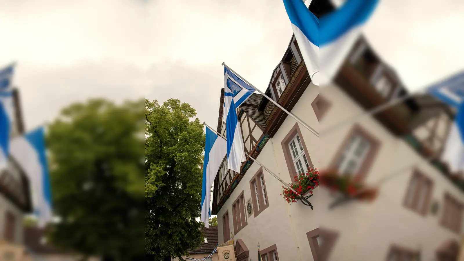 Fahnen am Rathaus (Foto: Schützenverein Beverungen )