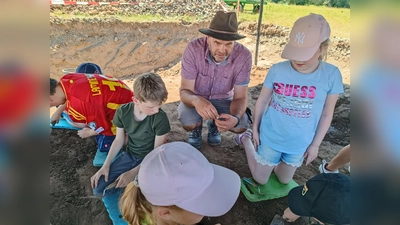 Stadtarchäologe Ralf Mahytka lädt Besucher ein in seine aktuelle Grabung. (Foto: Huxarium Gartenpark Höxter)