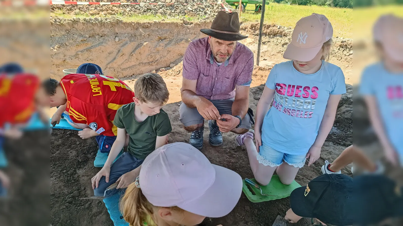 Stadtarchäologe Ralf Mahytka lädt Besucher ein in seine aktuelle Grabung. (Foto: Huxarium Gartenpark Höxter)