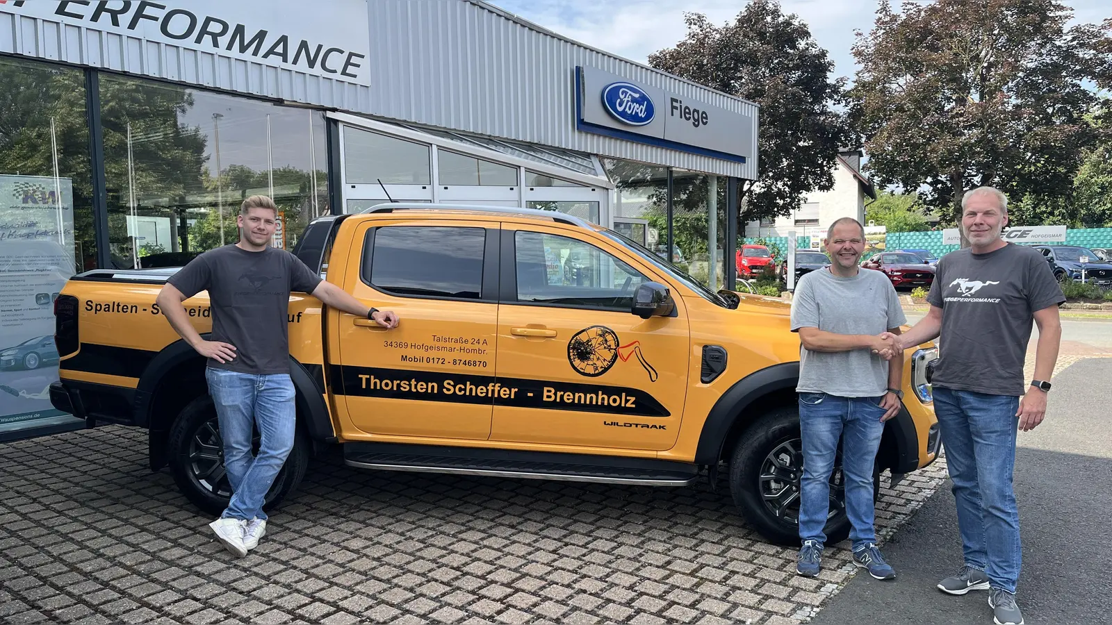 Geschäftsführer Jens Fiege (r.) mit Thorsten Scheffer, Geschäftsführer Brennholzhandel Scheffer, und Verkäufer Gregor Fiege. (Foto: Julia Sürder)