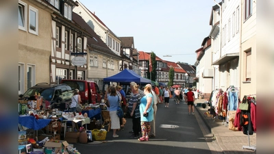 Stadt-Flohmarkt in der Innenstadt von Uslar mit Schlemmermeile: Geschäftsinhaber, Immobilienbesitzer und zusätzliche Flohmarktanbieter sowie Bücherflohmarkt positionieren sich in der Langen und Kurzen Straße. (Foto: Touristik-Information Uslar)