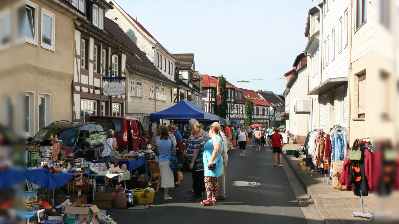 Stadt-Flohmarkt in der Innenstadt von Uslar mit Schlemmermeile: Geschäftsinhaber, Immobilienbesitzer und zusätzliche Flohmarktanbieter sowie Bücherflohmarkt positionieren sich in der Langen und Kurzen Straße. (Foto: Touristik-Information Uslar)