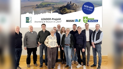Den Desenberg und das Museum durch generationsübergreifende Angebote erlebbar machen (v.l.): Gotthard Kiesling (Museum im „Stern“), Gerhard Timmermann (Gemeinschaft Daseburger Vereine), Sascha Meyer (stellv. Vorsitzender Museumsverein Warburg), Mechthild Cramme (Vorsitzende Museumsverein Warburg), Heinz Peine (Heimat- und Verkehrsverein Warburg), Fernando Norpoth (Geschäftsführer Nusec GmbH), Izabela Beck (Nusec GmbH), Maria Theresia Herbold (Natur und Landschaftsführerin), Olaf Krane (Leitung Fachbereich Bildung, Sport und Kultur), Bürgermeister Tobias Scherf, Dr. Alexander Schwerdtfeger-Klaus und Touristiker Lucas Lambracht. (Foto: Nusec GmbH)
