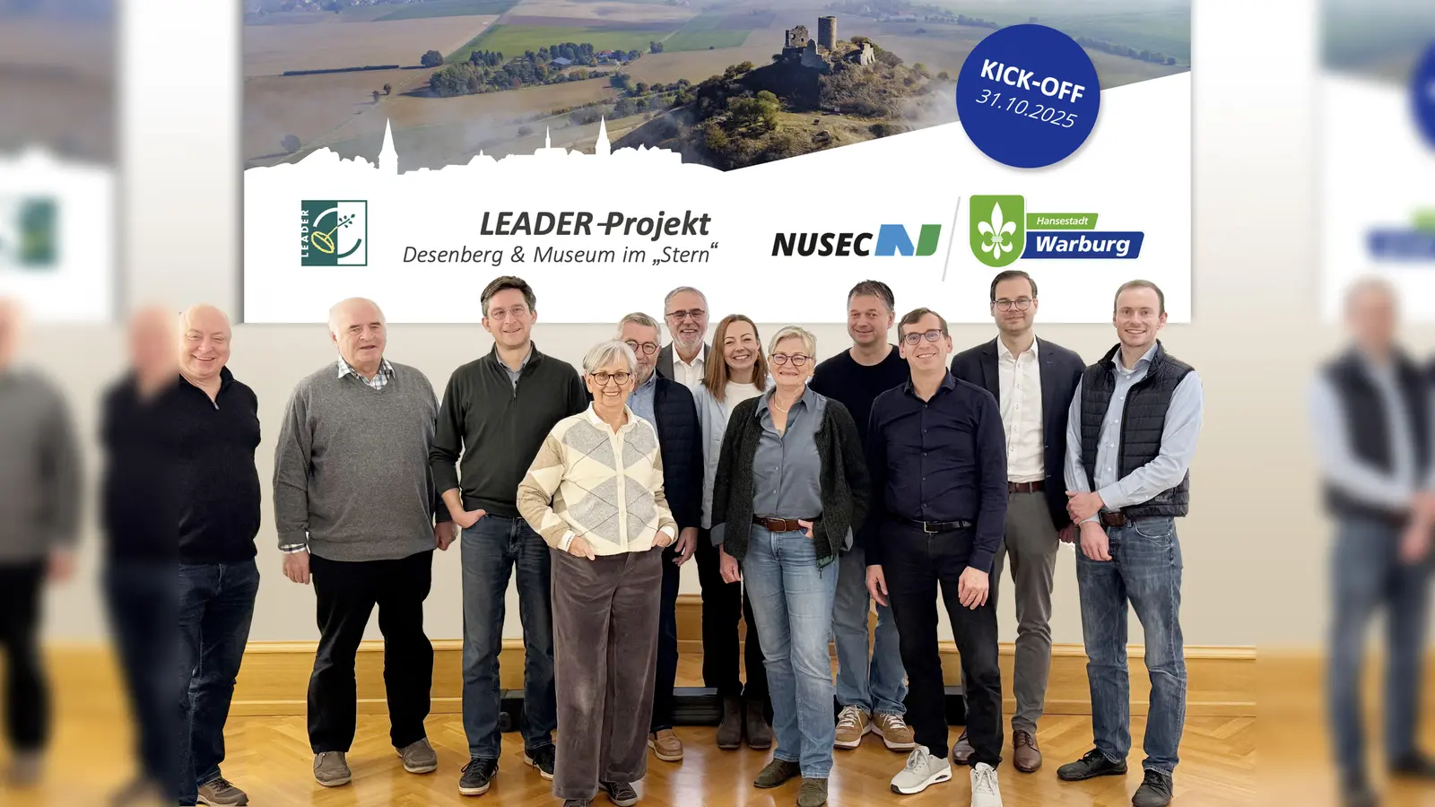 Den Desenberg und das Museum durch generationsübergreifende Angebote erlebbar machen (v.l.): Gotthard Kiesling (Museum im „Stern“), Gerhard Timmermann (Gemeinschaft Daseburger Vereine), Sascha Meyer (stellv. Vorsitzender Museumsverein Warburg), Mechthild Cramme (Vorsitzende Museumsverein Warburg), Heinz Peine (Heimat- und Verkehrsverein Warburg), Fernando Norpoth (Geschäftsführer Nusec GmbH), Izabela Beck (Nusec GmbH), Maria Theresia Herbold (Natur und Landschaftsführerin), Olaf Krane (Leitung Fachbereich Bildung, Sport und Kultur), Bürgermeister Tobias Scherf, Dr. Alexander Schwerdtfeger-Klaus und Touristiker Lucas Lambracht. (Foto: Nusec GmbH)