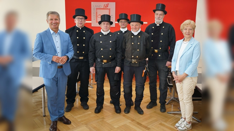 Fünf Innungsbetriebe übernehmen die Betreuung des bisherigen Kehrbezirks Warburg I. Auf dem Foto (von links): Landrat Michael Stickeln, Thomas Schroff-Spiering (Kehrbezirk Warburg II), Thomas Gobrecht (Kehrbezirk Höxter II), Heinz-Jörg Heinemann (Kehrbezirk Marienmünster), Roger Wolter (Kehrbezirk Höxter I), Oliver Hartmann (Kehrbezirk Warburg III) und Rita Farin (Abteilungsleiterin Sicherheit und Ordnung) beim Kreis Höxter. (Foto: Kreis Höxter)