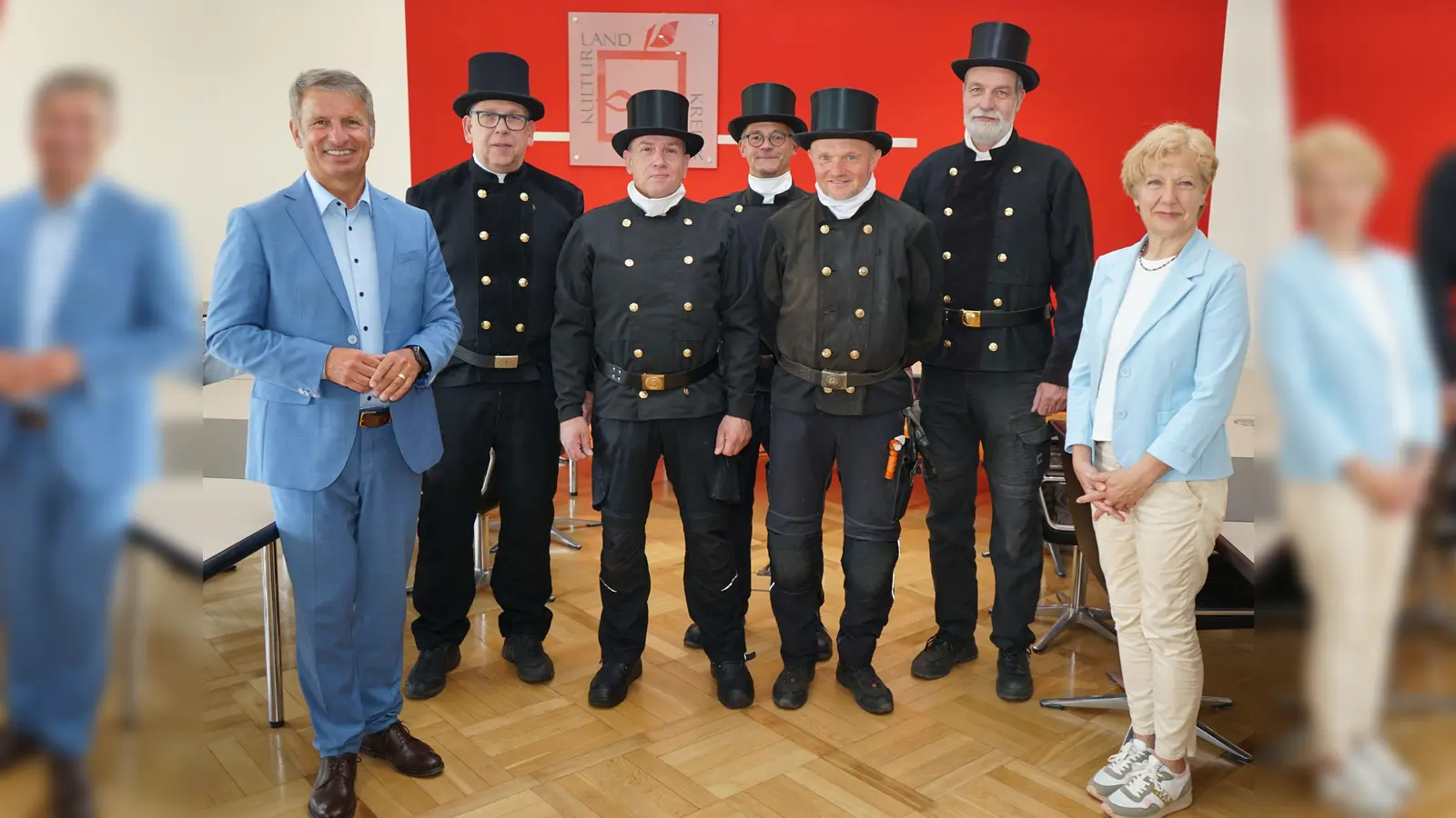 Fünf Innungsbetriebe übernehmen die Betreuung des bisherigen Kehrbezirks Warburg I. Auf dem Foto (von links): Landrat Michael Stickeln, Thomas Schroff-Spiering (Kehrbezirk Warburg II), Thomas Gobrecht (Kehrbezirk Höxter II), Heinz-Jörg Heinemann (Kehrbezirk Marienmünster), Roger Wolter (Kehrbezirk Höxter I), Oliver Hartmann (Kehrbezirk Warburg III) und Rita Farin (Abteilungsleiterin Sicherheit und Ordnung) beim Kreis Höxter. (Foto: Kreis Höxter)
