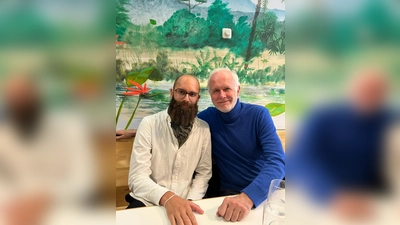 Zwei Auto-Liebhaber: Asad Hussain und Harald Schmidt. (Foto: privat)