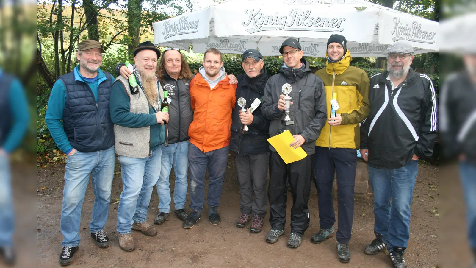 Turnierleiter Michael Strumpen, Guido Grube und Willi Dietel (2. Platz Boulefreunde Lütmarsen), Felix Dietel (3. Platz Boulefreunde Lütmarsen), Hans-Joachim und Christian Kauf (1. Platz BouleVARD Boffzen), Nick Dreher (3. Platz Boulefreunde Lütmarsen) und Friedhelm Tabaka (Turnierleitung). (Foto: privat)