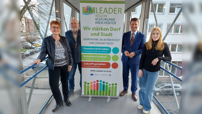 Landrat Stickeln (hinten r.) und Projektmanagerin Heidrun Wuttke (v.l.) freuen sich gemeinsam mit Johannes Potthast (Vorsitzender LAG Kulturland Kreis Höxter e.V.) und LEADER-Projektmanagerin Franziska Tegetmeier über eine großzügige LEADER-Förderung in Höhe von 355.000 Euro, mit der das Projekt „Dorf.Zukunft.KI“ im Kreis Höxter ermöglicht wird. (Foto: Kreis Höxter)