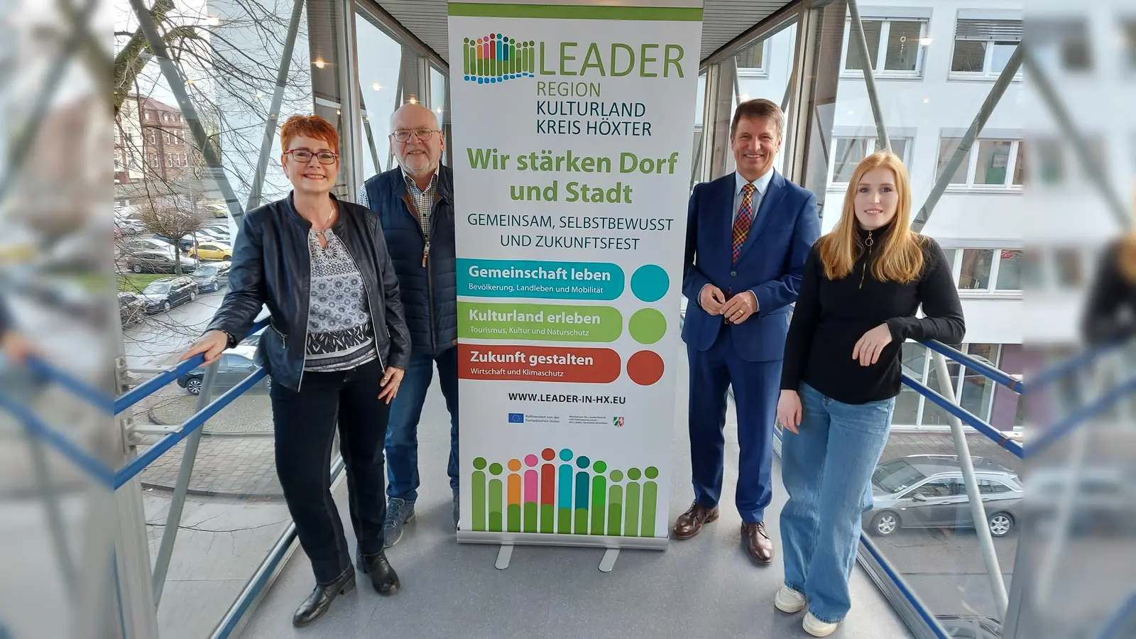 Landrat Stickeln (hinten r.) und Projektmanagerin Heidrun Wuttke (v.l.) freuen sich gemeinsam mit Johannes Potthast (Vorsitzender LAG Kulturland Kreis Höxter e.V.) und LEADER-Projektmanagerin Franziska Tegetmeier über eine großzügige LEADER-Förderung in Höhe von 355.000 Euro, mit der das Projekt „Dorf.Zukunft.KI“ im Kreis Höxter ermöglicht wird. (Foto: Kreis Höxter)