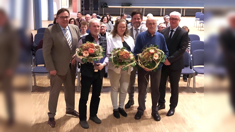 Ralf Göllner, Tino Wenkel und Günter Weskamp gratulierten den Preisträgern Lothar Rose, Britta Knipping und Wolfgang Janzen zum Ehrenamtspreis. (Foto: Stadt Beverungen)