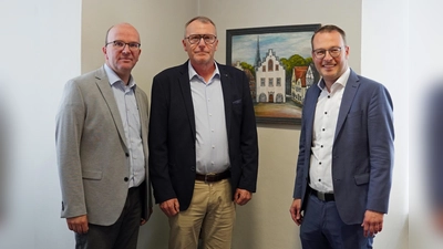 Klaus Zimmermann (Mitte) übernimmt ab dem 1. Januar 2027 den Fachbereich Planen und Bauen bei der Stadt Brakel. Bürgermeister Alexander Kleinschmidt (rechts) und sein Allgemeiner Vertreter Andreas Oesselke freuen sich auf die künftige Zusammenarbeit. (Foto: Stadt Brakel)