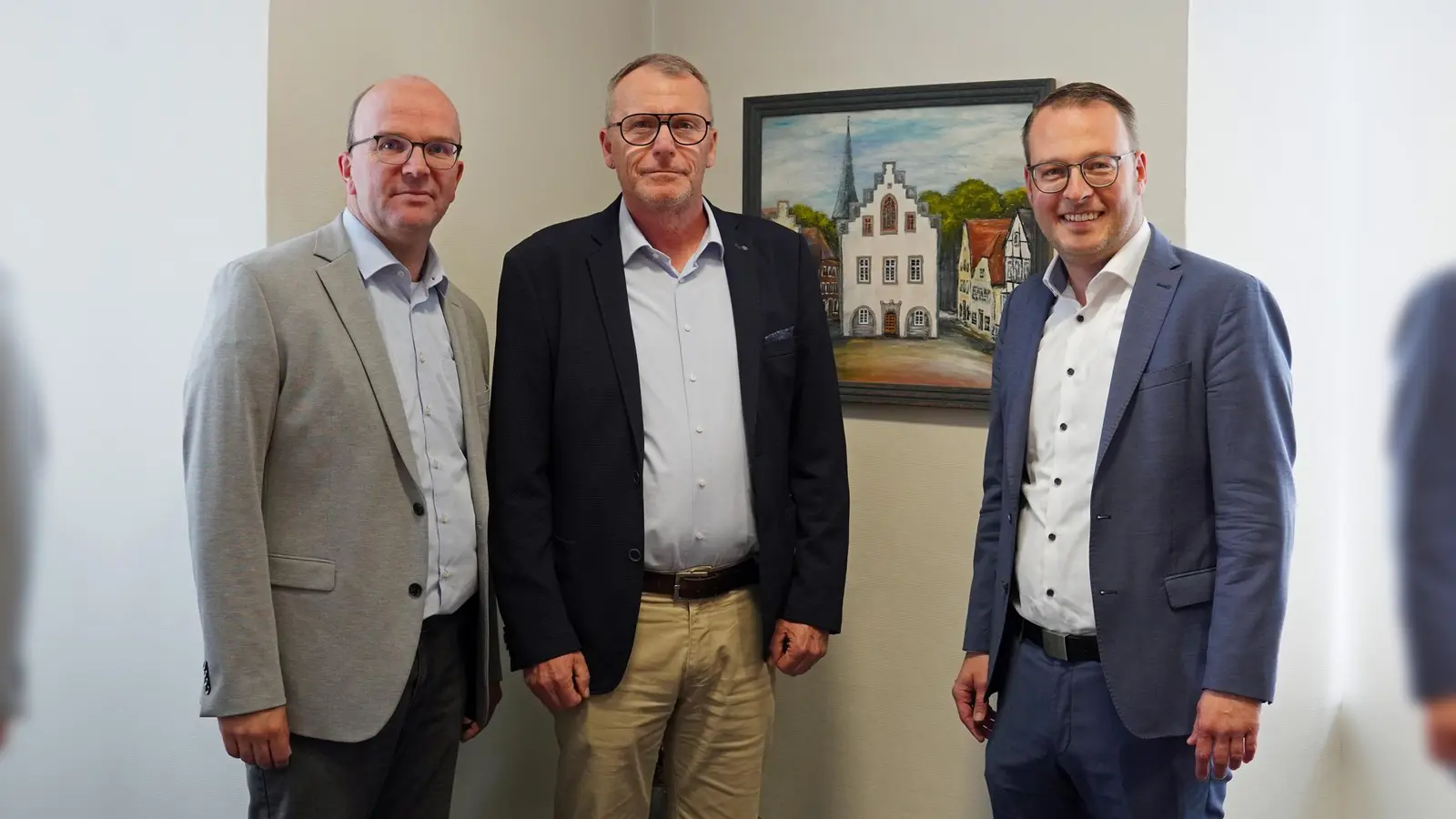 Klaus Zimmermann (Mitte) übernimmt ab dem 1. Januar 2027 den Fachbereich Planen und Bauen bei der Stadt Brakel. Bürgermeister Alexander Kleinschmidt (rechts) und sein Allgemeiner Vertreter Andreas Oesselke freuen sich auf die künftige Zusammenarbeit. (Foto: Stadt Brakel)