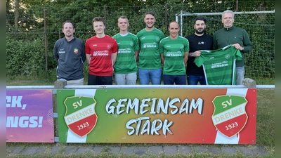 V.l.: Trainer Fabian Sündermann, Leonard Waßmuth, Kilian Vogt, Tobias Zemella, Kevin Wilms, Co-Trainer Erhan Erdogan und Vorstandsmitglied Bernd Tegethoff (es fehlen Niklas Edwards, Fabio Mancini, Niklas Schäfer und Louis Schenk). (Foto: privat)
