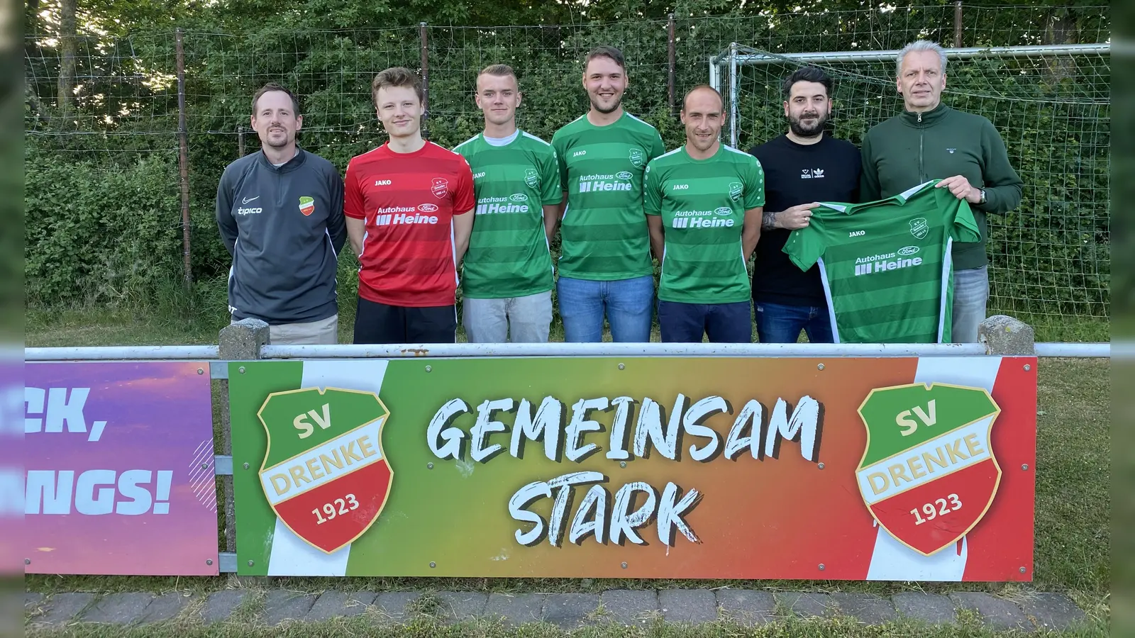 V.l.: Trainer Fabian Sündermann, Leonard Waßmuth, Kilian Vogt, Tobias Zemella, Kevin Wilms, Co-Trainer Erhan Erdogan und Vorstandsmitglied Bernd Tegethoff (es fehlen Niklas Edwards, Fabio Mancini, Niklas Schäfer und Louis Schenk). (Foto: privat)