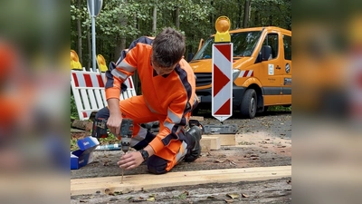 Julius Oesselke aus Brakel macht beim Kreis Höxter eine Ausbildung zum Straßenwärter. Für sichere Straßen zu sorgen, gehört zu seinem Berufsalltag – dazu kann auch der Austausch einer Brückenbohle gehören. (Foto: Kreis Höxter)