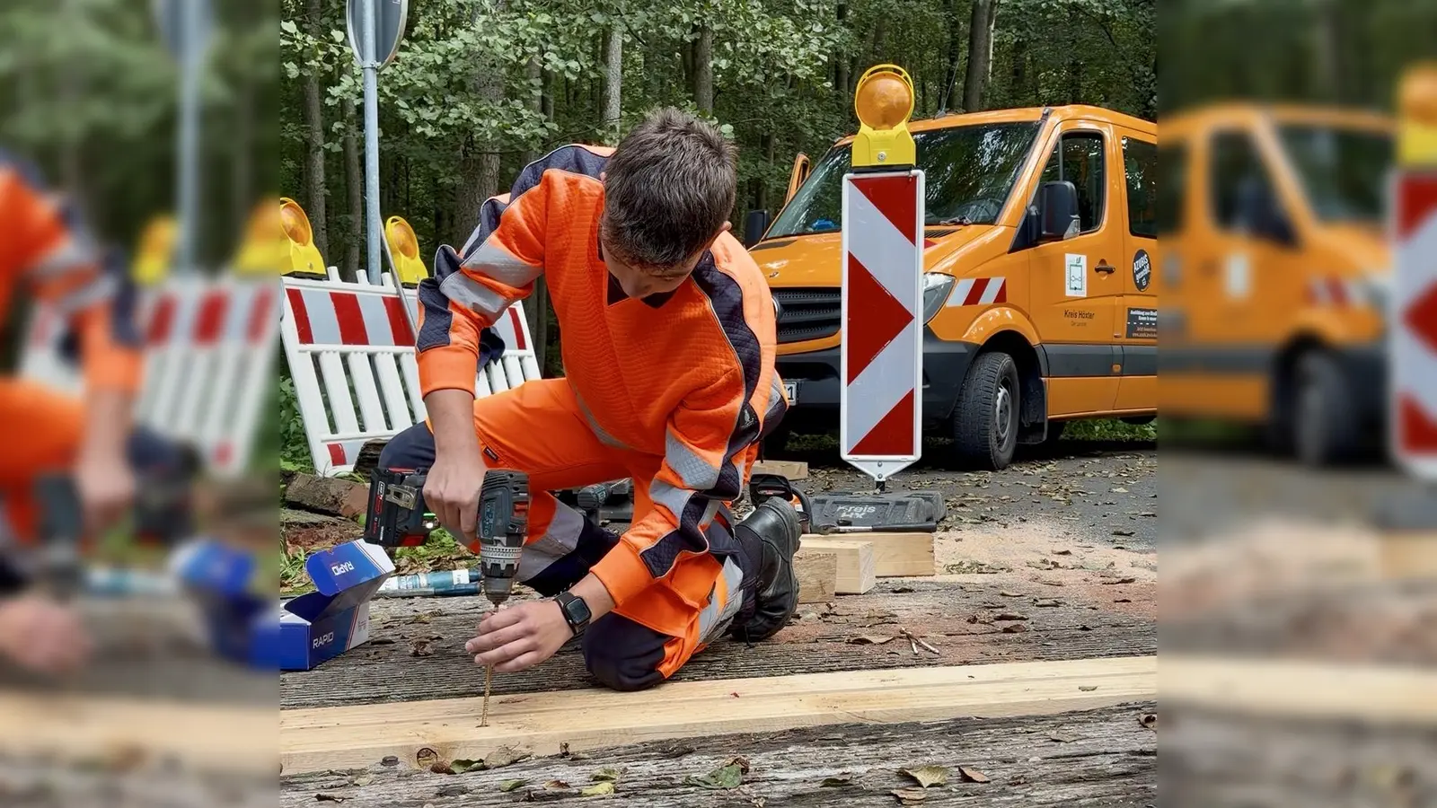 Julius Oesselke aus Brakel macht beim Kreis Höxter eine Ausbildung zum Straßenwärter. Für sichere Straßen zu sorgen, gehört zu seinem Berufsalltag – dazu kann auch der Austausch einer Brückenbohle gehören. (Foto: Kreis Höxter)