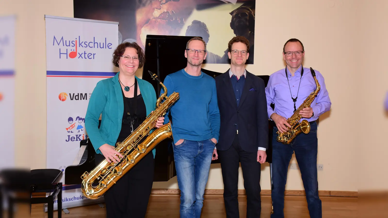 Jutta Quadflieg (Organisation Bigband), Helge Adam (Band-Leader), Jonathan Misch (Leitung Musikschule Höxter) und Joachim Quadflieg (Ko-Organisation Bigband). (Foto: privat)
