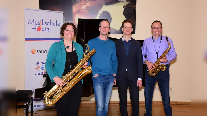 Jutta Quadflieg (Organisation Bigband), Helge Adam (Band-Leader), Jonathan Misch (Leitung Musikschule Höxter) und Joachim Quadflieg (Ko-Organisation Bigband). (Foto: privat)