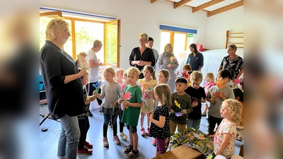 Zur Erinnerung überreichten die Kinder Claudia Lüdtke (l.) Geschenke und selbst gebastelte Blumen. Mit dabei (v. l.) Carmen Scheidemann, Sonja Krauke, Christina Taggeselle, Gamze Yörüker, Carla Neumann und Doreen Hinz. (Foto: privat)