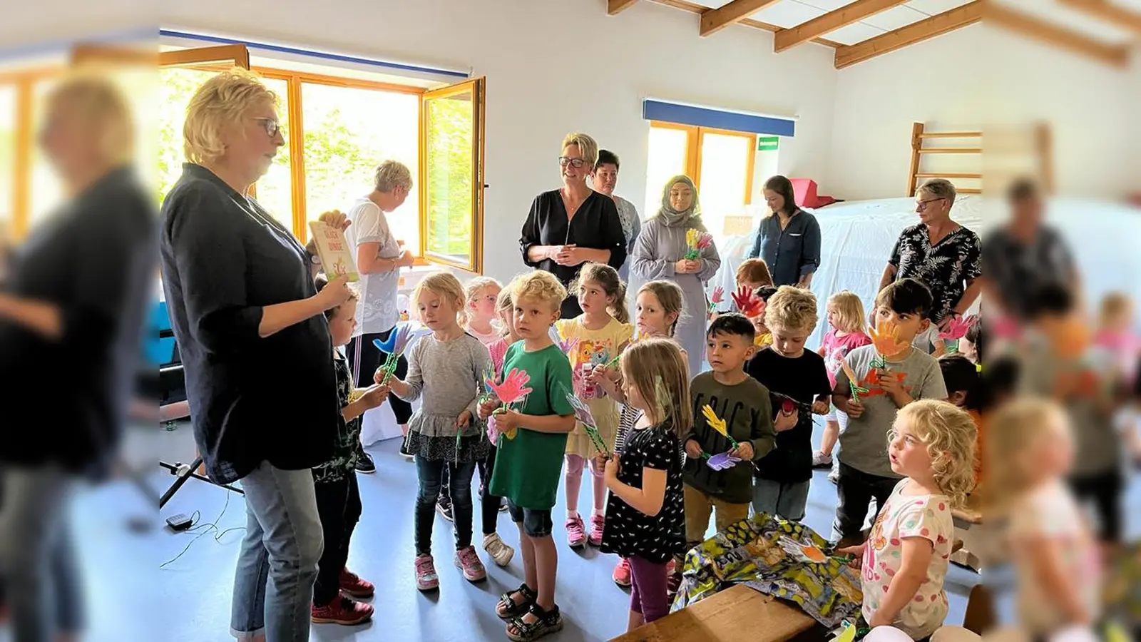 Zur Erinnerung überreichten die Kinder Claudia Lüdtke (l.) Geschenke und selbst gebastelte Blumen. Mit dabei (v. l.) Carmen Scheidemann, Sonja Krauke, Christina Taggeselle, Gamze Yörüker, Carla Neumann und Doreen Hinz. (Foto: privat)