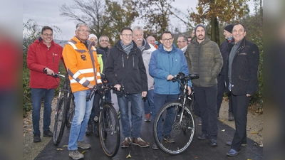 Neben interessierten Bürgern und Mandatsträgern waren (v.l.) Karsten Krug (Ortsvorsteher Holzhausen), Ulrich Finke (Bauunternehmen Rohde), Karsten Schreiber (Bürgermeister Fuldatal), Lothar Dietrich (CDU-Fraktionsvorsitzender), Bürgermeister Lars Obermann, Stefan Arend (Radverkehrsbeauftragter Landkreis Kassel) und Planer Florin Stanciu zur Eröffnung des Radweges gekommen. (Foto: Stefan Bönning)