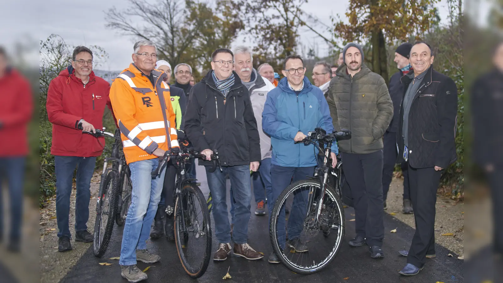 Neben interessierten Bürgern und Mandatsträgern waren (v.l.) Karsten Krug (Ortsvorsteher Holzhausen), Ulrich Finke (Bauunternehmen Rohde), Karsten Schreiber (Bürgermeister Fuldatal), Lothar Dietrich (CDU-Fraktionsvorsitzender), Bürgermeister Lars Obermann, Stefan Arend (Radverkehrsbeauftragter Landkreis Kassel) und Planer Florin Stanciu zur Eröffnung des Radweges gekommen. (Foto: Stefan Bönning)