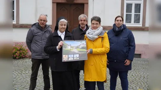 V.l.: Johannes Groppe (Stadt Brakel), Schwester Elvira, Bürgermeister Hermann Temme, Barbara Potente (Buchhandlung Schröder) und Verena Potthast (Stadt Brakel) (Foto: privat)
