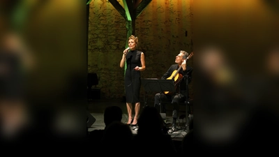Sorgten für einen furiosen Auftritt bei VOICES 2025: Das Vater-Tochter-Duo Gruber mit ihrem Chansonsabend.  (Foto: KulturGut/Martina Schäfer)